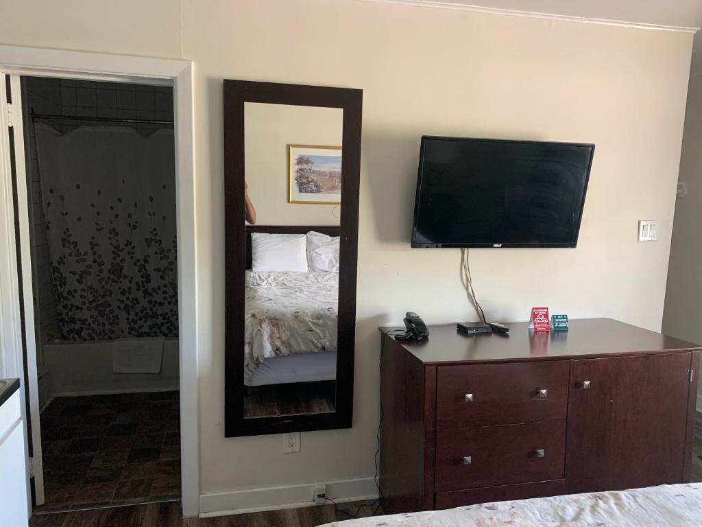 TV a/nebo společenská místnost v ubytování Nites Inn Motel