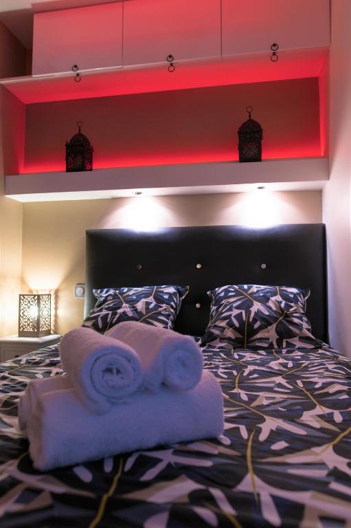 une chambre avec un lit avec deux serviettes dessus dans l'établissement Gare - Polygone Scientifique - Palais de Justice, à Grenoble