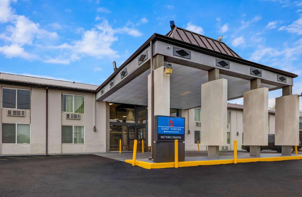 a building with a sign in front of it at Motel 6 Indianapolis IN in Indianapolis
