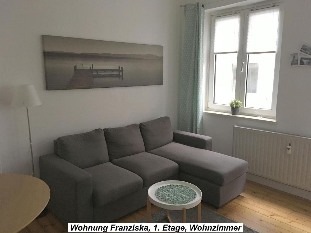 ein Wohnzimmer mit einem Sofa und einem Tisch in der Unterkunft Ferienwohnung im Herzen der Koblenzer Altstadt in Koblenz