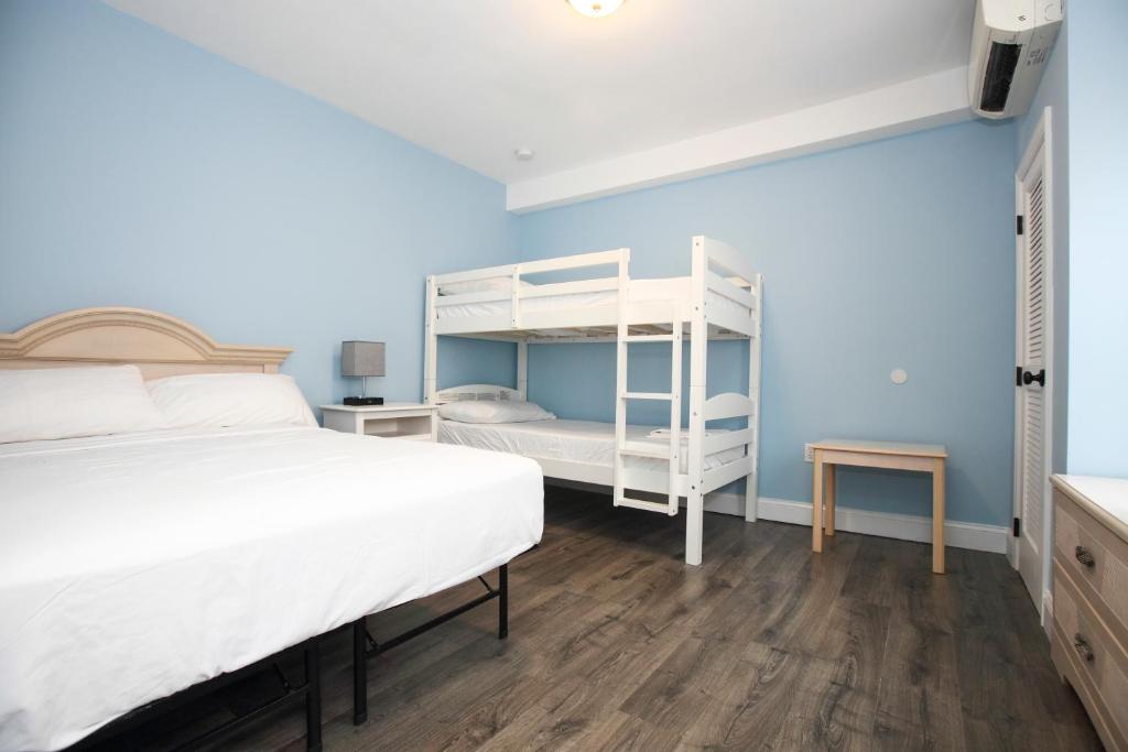 Postel nebo postele na pokoji v ubytování Garfield Beach House