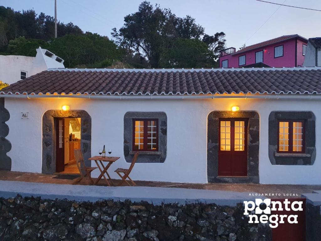 a white house with a table in front of it at Charming Country House in Altares