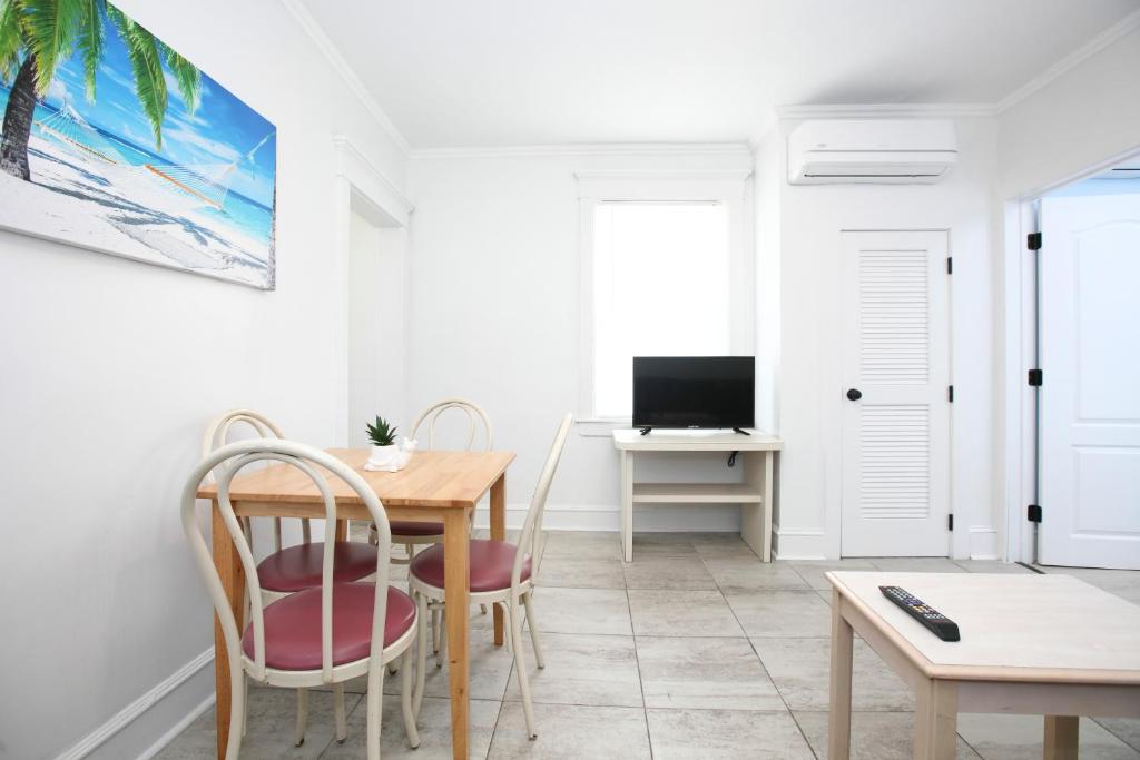 TV a/nebo společenská místnost v ubytování Garfield Beach House