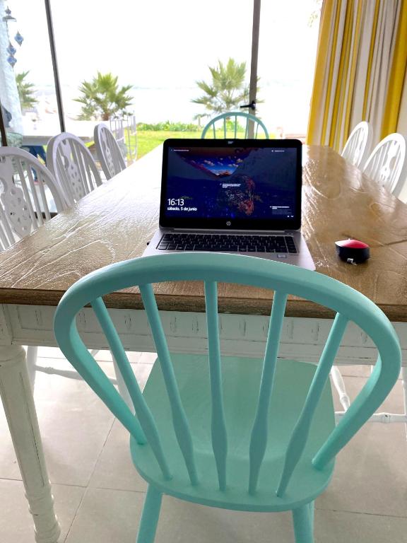 TV a/nebo společenská místnost v ubytování Puerto Velero Primera Línea Primer Piso al lado de la Playa! 5 pax