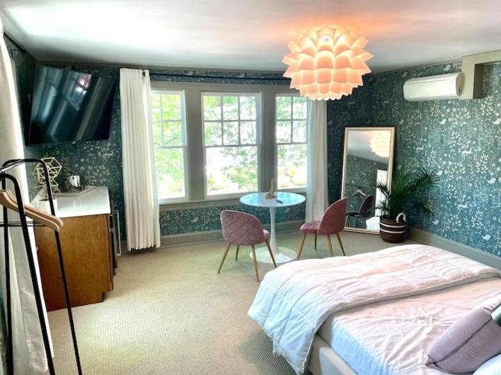 TV a/nebo společenská místnost v ubytování Buttonwood Boutique Hotel