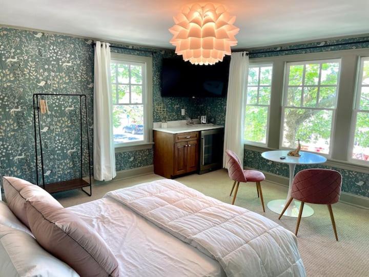 Postel nebo postele na pokoji v ubytování Buttonwood Boutique Hotel