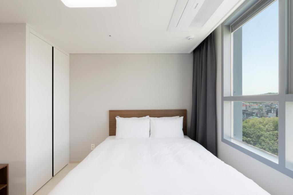 Postel nebo postele na pokoji v ubytování Donghae Oceancity Residence Hotel