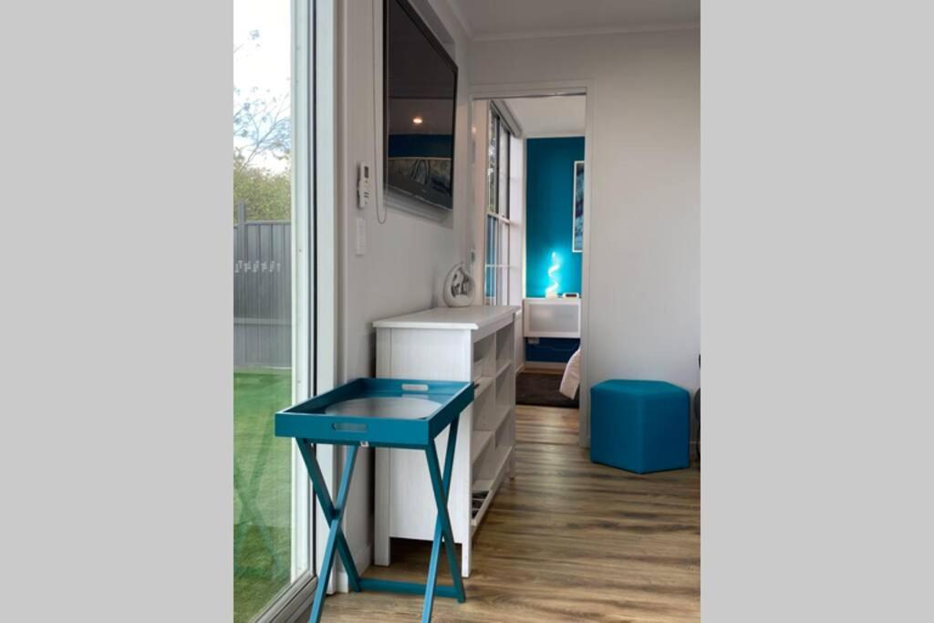 Fotografie z fotogalerie ubytování Tiny House in Belconnen 1BR Self Contained Complete Home Filtration as seen on The Block Phillip Island Wine v destinaci Higgins