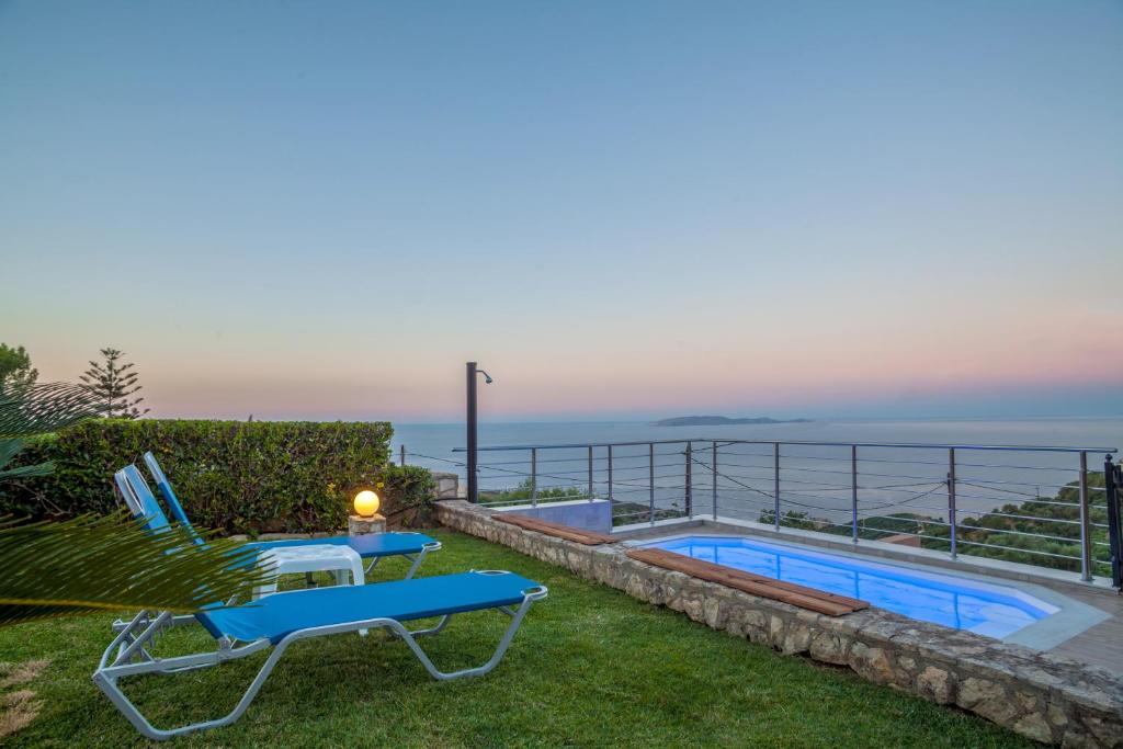 Panorama Traditional House With Private Pool في Rodhiá: فيلا مطلة على المحيط