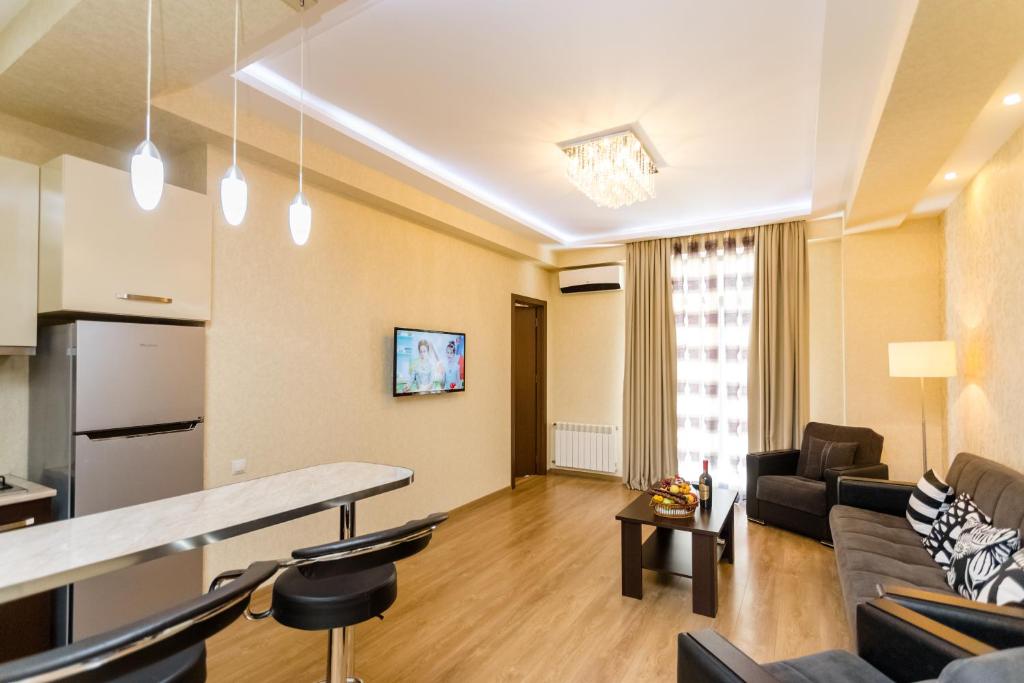 uma sala de estar com um sofá e uma mesa em NEW! - Downtown Apartment em Tbilisi