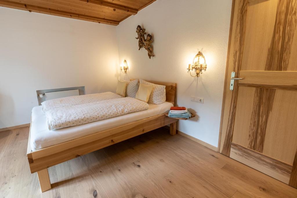 Postel nebo postele na pokoji v ubytování Gästehaus Neu am Passionstheater