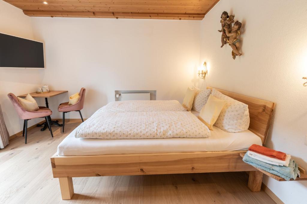Postel nebo postele na pokoji v ubytování Gästehaus Neu am Passionstheater
