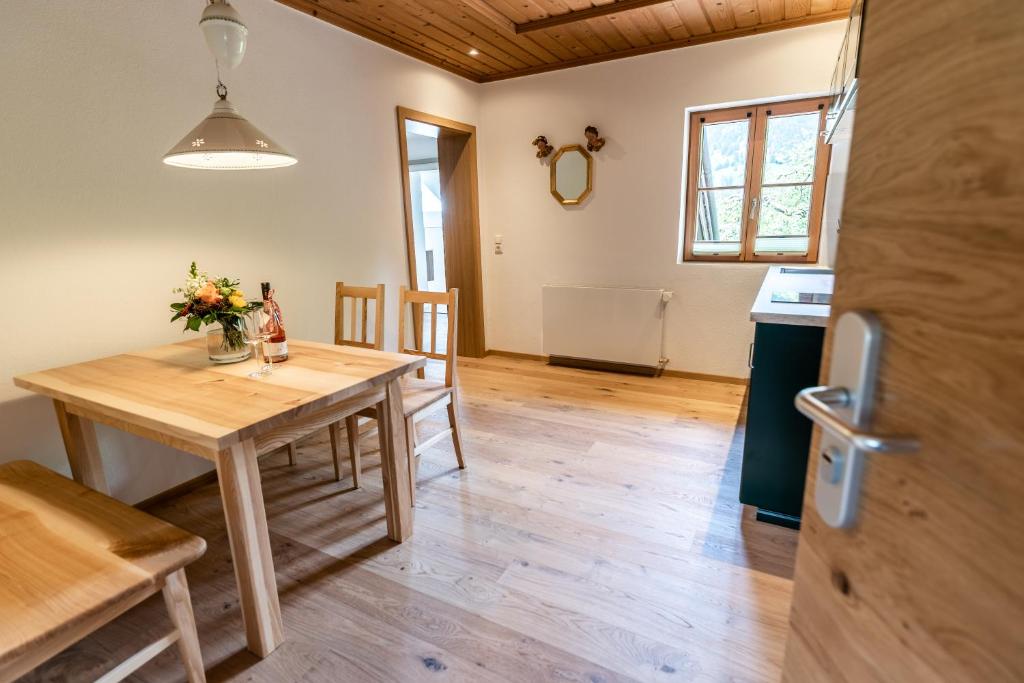 Kuchyň nebo kuchyňský kout v ubytování Gästehaus Neu am Passionstheater