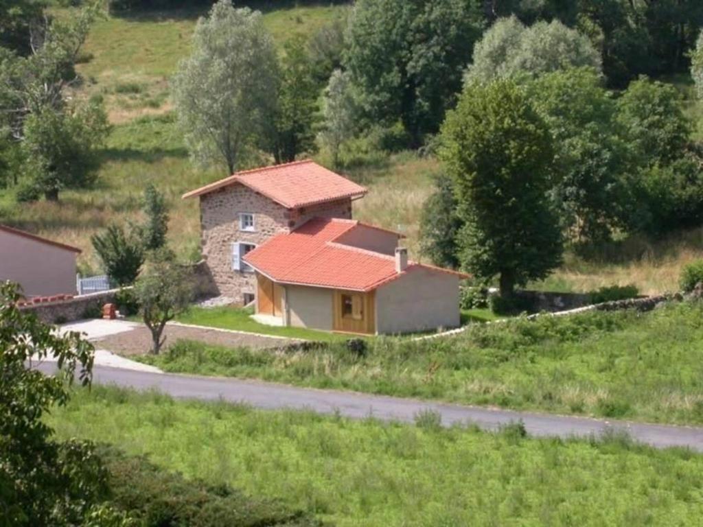 Gîte Polignac, 3 pièces, 5 personnes - FR-1-582-117 في Polignac: منزل بسقف برتقالي على جانب الطريق