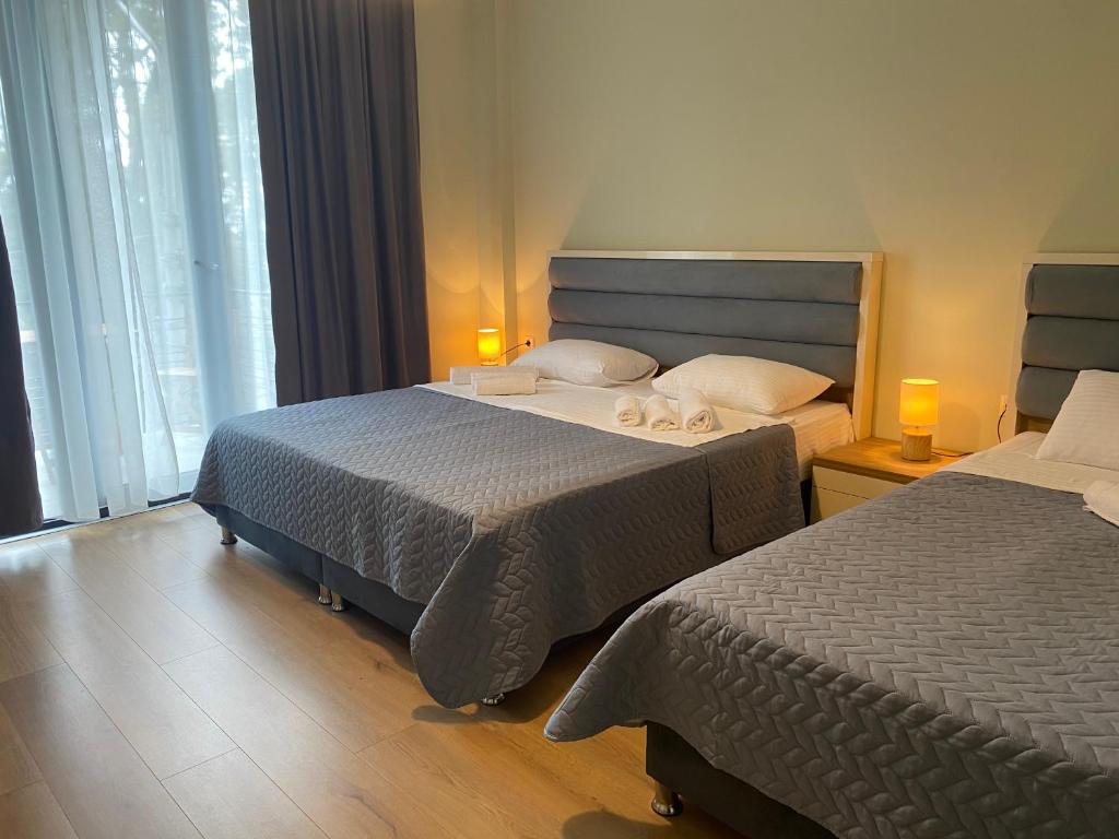 Postel nebo postele na pokoji v ubytování Kobuleti Garden Inn