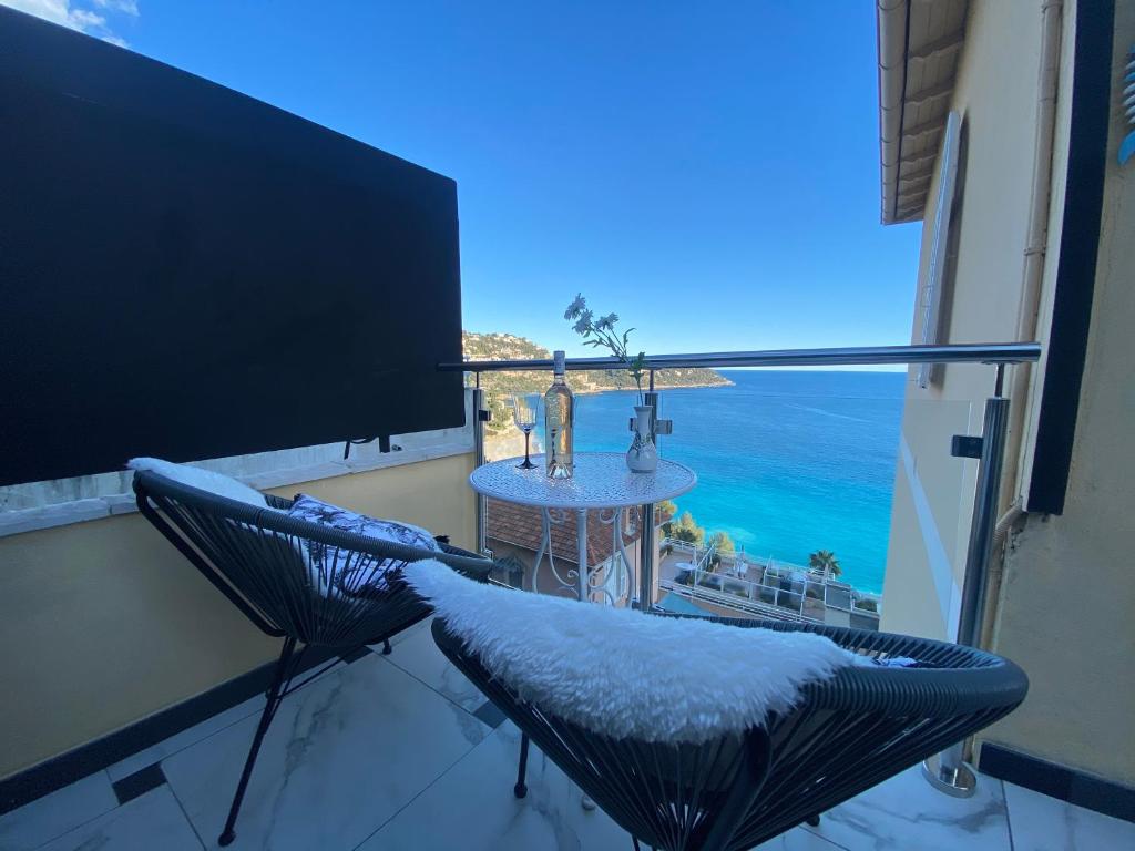 einen Balkon mit Meerblick in der Unterkunft Brand New Studio, Sea View, AirCon, Wifi in Roquebrune-Cap-Martin