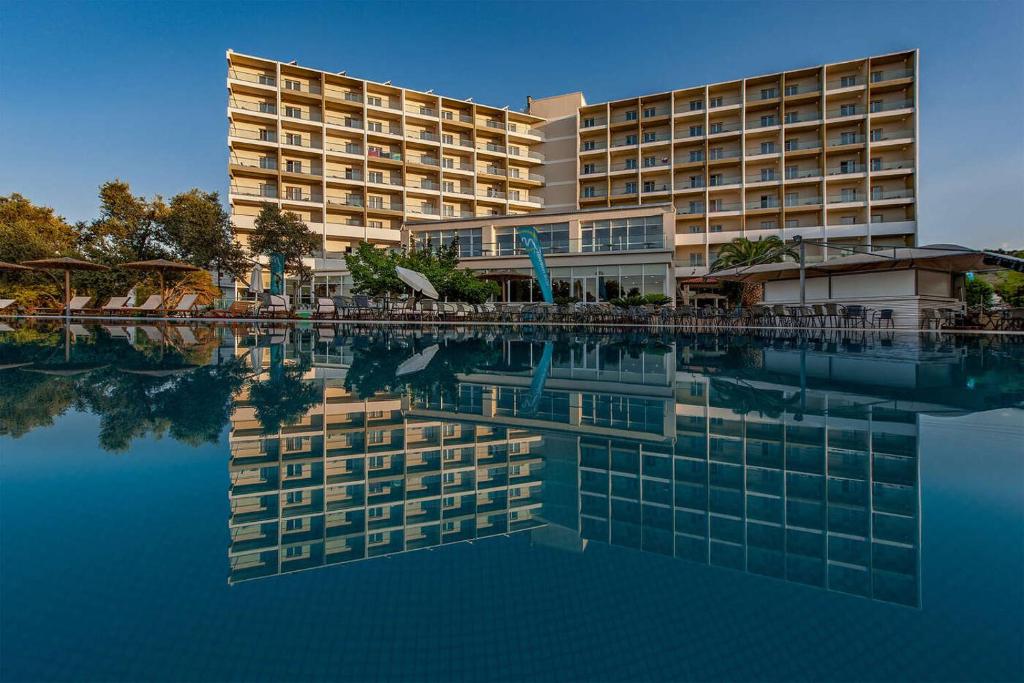 Bazén v ubytování Evia Riviera Resort nebo v jeho okolí