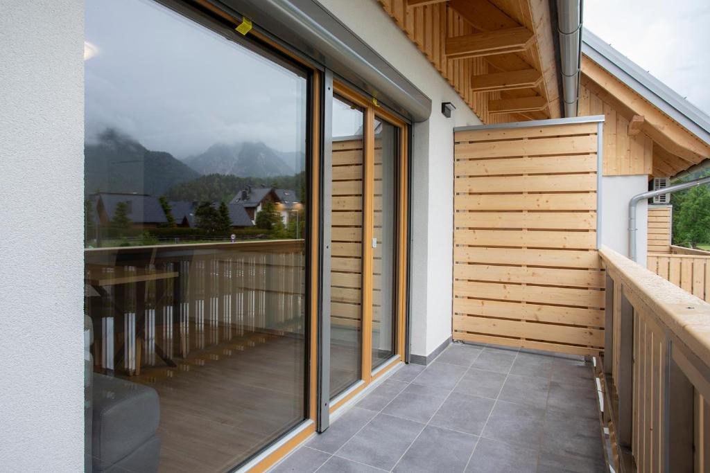 克拉尼斯卡戈拉Apartment Bistra Kranjska Gora的房屋内的阳台设有滑动玻璃门