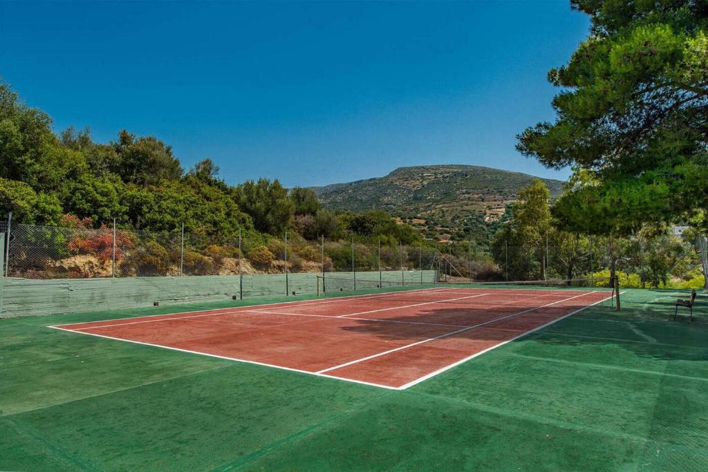 Tenis a/nebo squash v ubytování Evia Riviera Resort nebo okolí