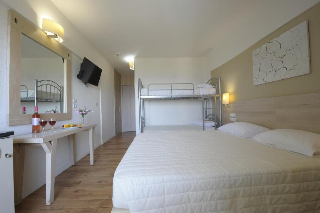 Postel nebo postele na pokoji v ubytování Evia Riviera Resort