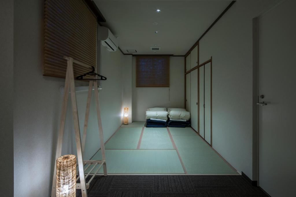 Postel nebo postele na pokoji v ubytování Randor Residence Hiroshima Suites