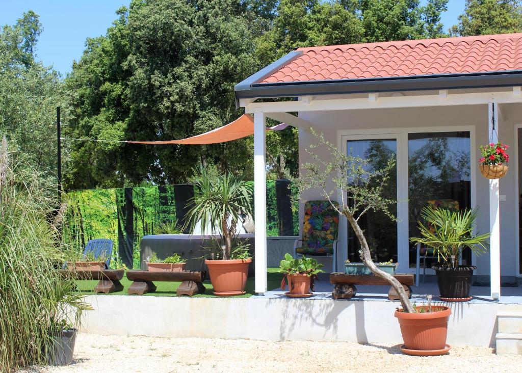 ein Haus mit Topfpflanzen davor in der Unterkunft Oliven Garden in Rovinj