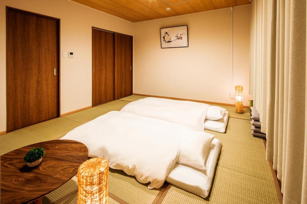 Postel nebo postele na pokoji v ubytování Randor Residence Hiroshima Suites
