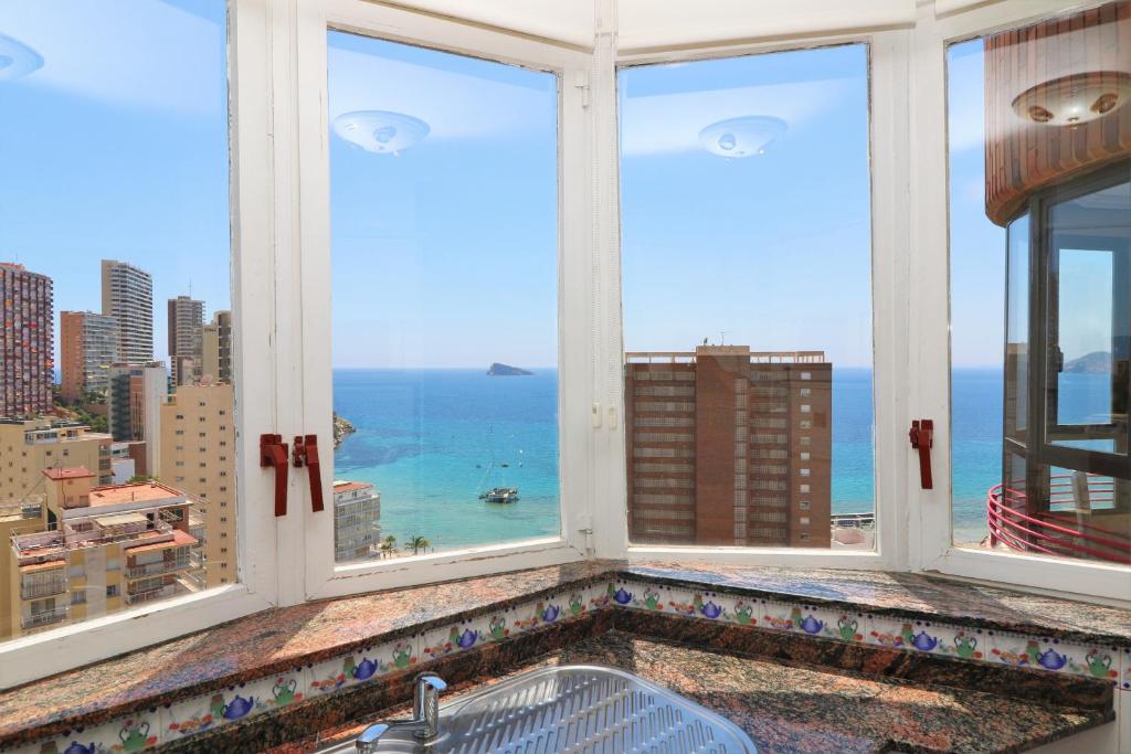 La salle de bains est pourvue d'une fenêtre offrant une vue sur l'océan. dans l'établissement Coblanca 5 19-2, à Benidorm
