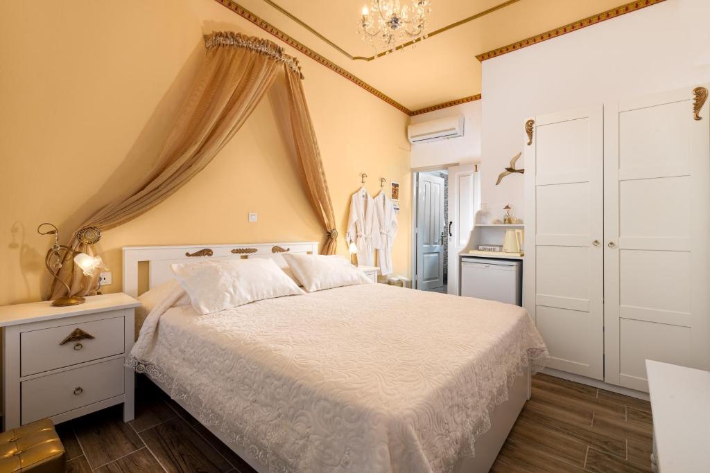 Postel nebo postele na pokoji v ubytování Marika's Deluxe Rooms