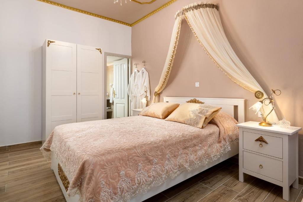 Postel nebo postele na pokoji v ubytování Marika's Deluxe Rooms