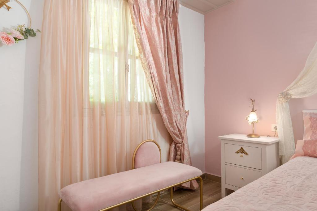 Postel nebo postele na pokoji v ubytování Marika's Deluxe Rooms