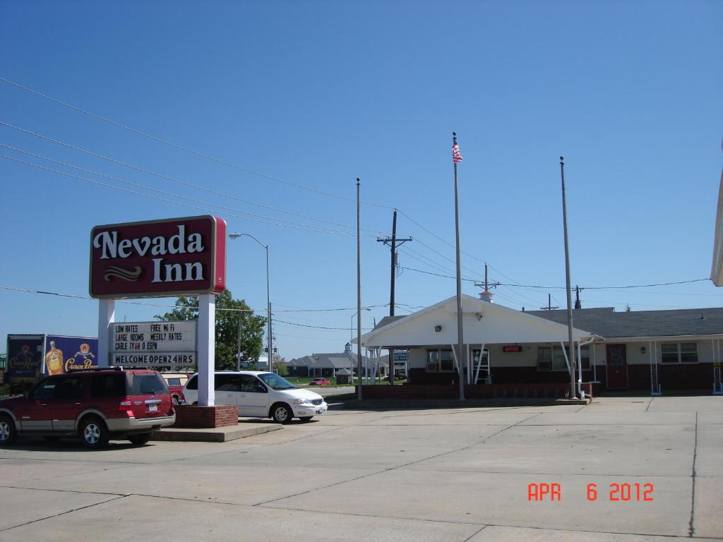 um sinal para uma estalagem mexicana num parque de estacionamento em Nevada Inn em Nevada