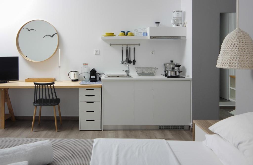 Postel nebo postele na pokoji v ubytování Syros Wellness Luxury Suites