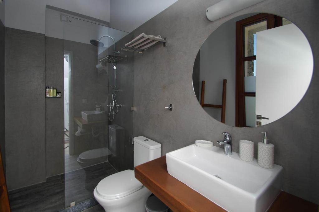 Koupelna v ubytování Syros Wellness Luxury Suites
