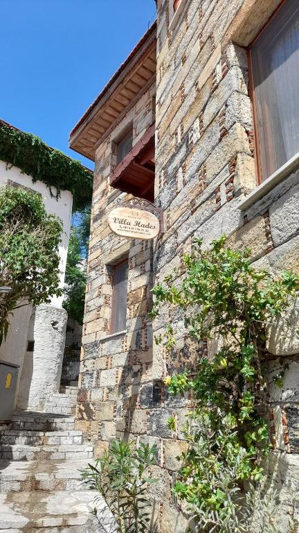 een stenen gebouw met een bord aan de zijkant bij Two Stone Homes Hades in Marmaris