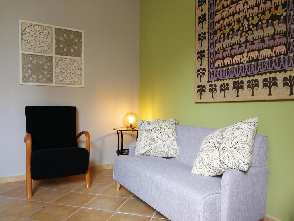 un soggiorno con divano e sedia di CASA 739 a Catania
