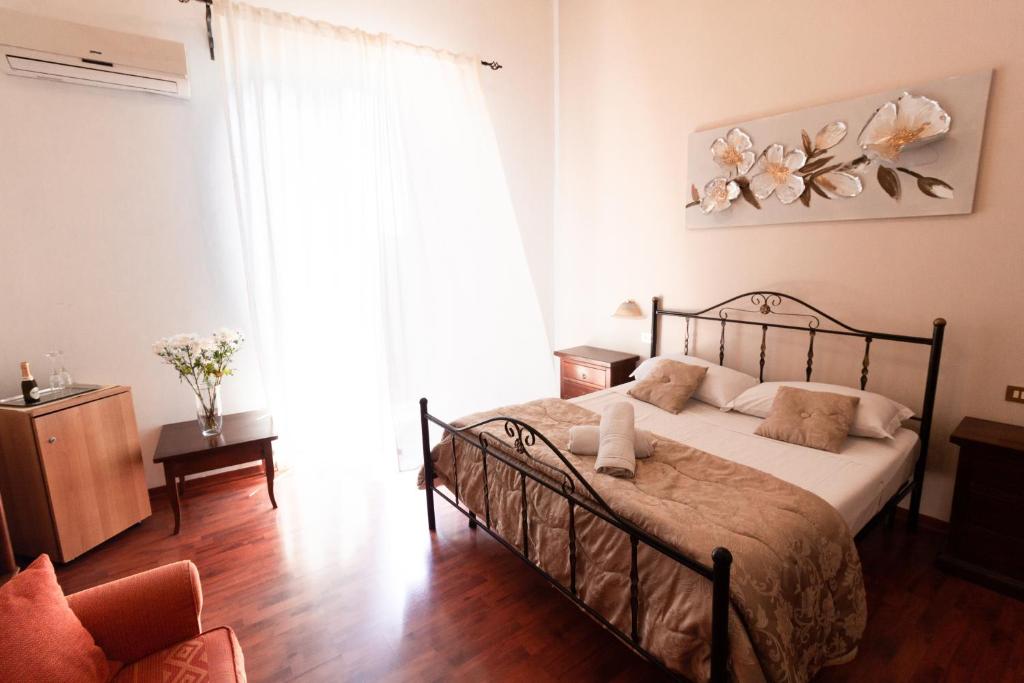 um quarto com uma cama num quarto com uma janela em Hotel Concordia em Palermo