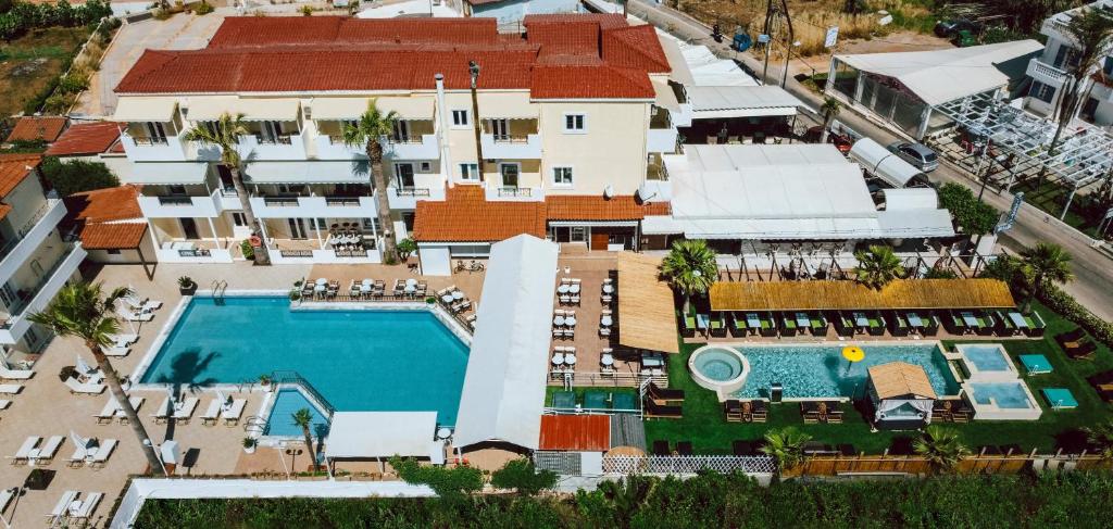 una vista aérea de un complejo con piscina en Philoxenia Hotel & SPA, en Malia