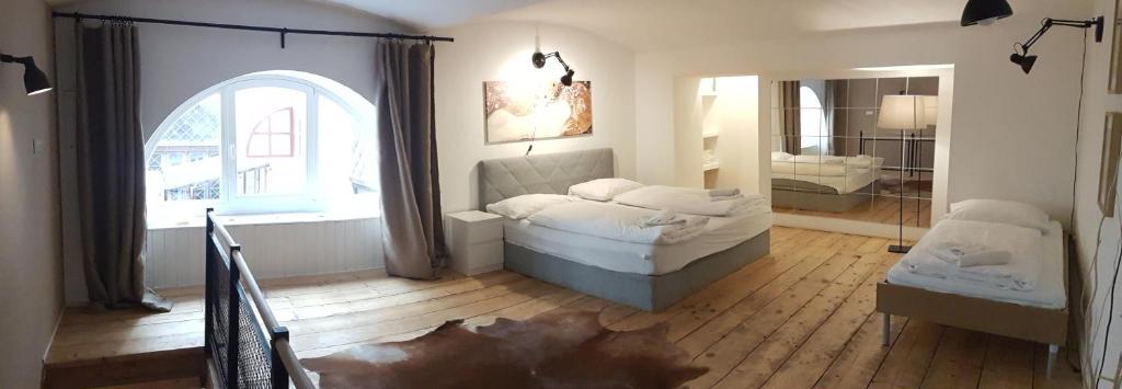 מיטה או מיטות בחדר ב-Sobieski Maisonette Apartments