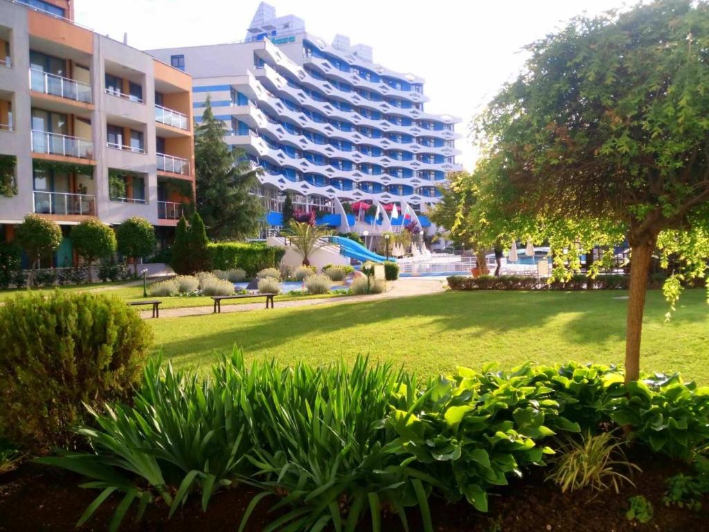 een park voor een groot appartementencomplex bij Apartment Konstantin in Trakia Plaza in Sunny Beach