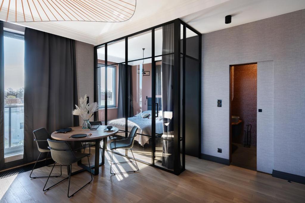 a dining room with a table and a bedroom at Apartament Manhattan in Puck