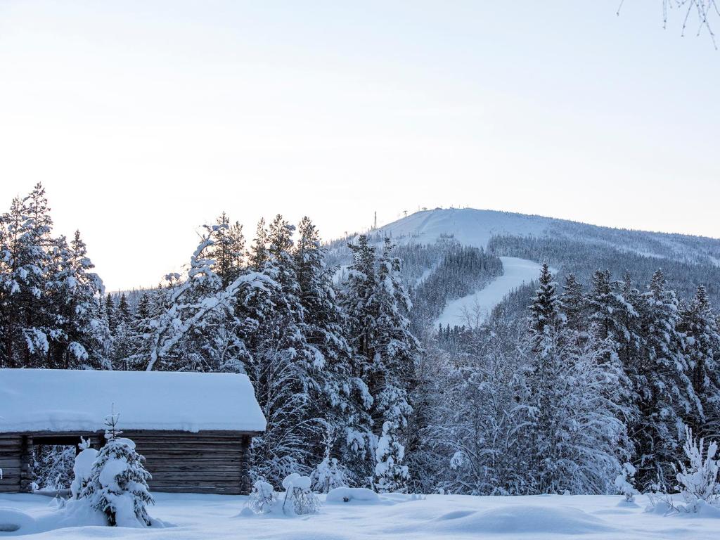 a cabin in the snow with a view of a mountain at Stötens Stugor & Lägenheter in Stöten