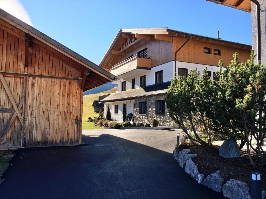 una entrada que conduce a una casa con un granero en Haus Tirol en Ladis