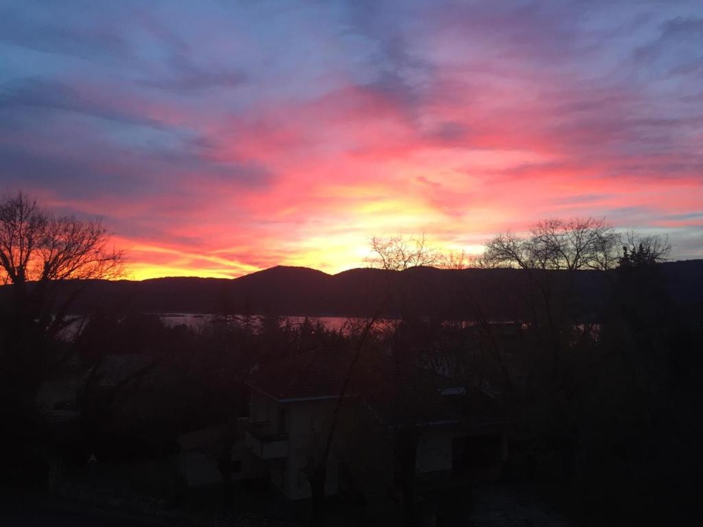 Fotografia z galérie ubytovania Apartamentos con bonitas vistas en el Pantano de Entrepeñas v destinácii Pareja