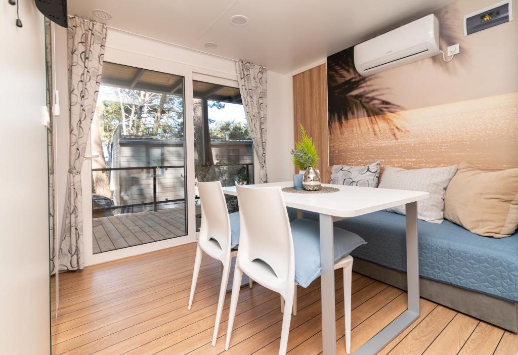 Гостиная зона в Mobile Homes AZZURRO