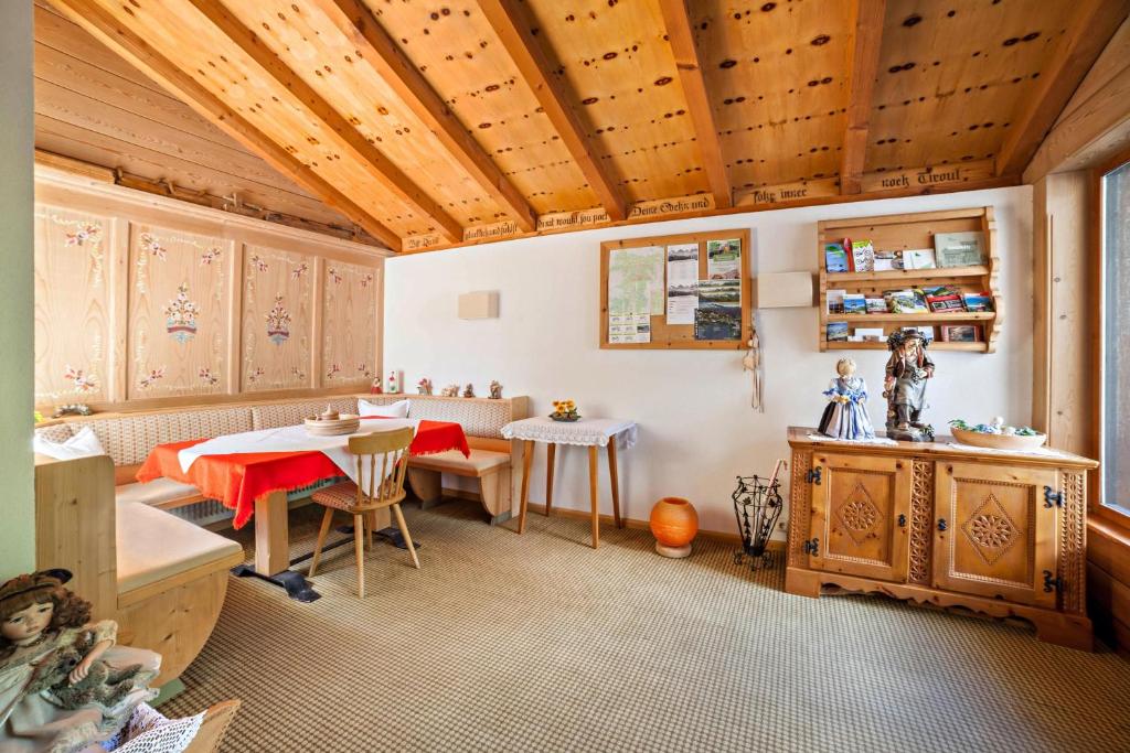 Pokój ze stołem i jadalnią w obiekcie Moosmair Ferienwohnung 1 w mieście San Martino