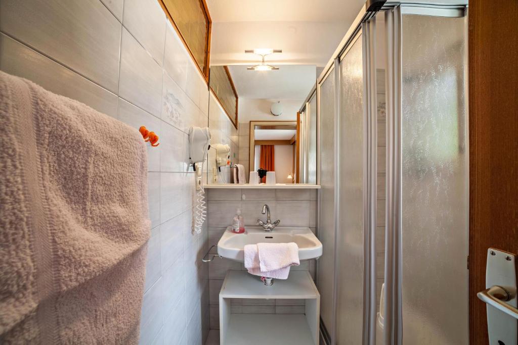 łazienka z umywalką i prysznicem w obiekcie Moosmair Ferienwohnung 1 w mieście San Martino