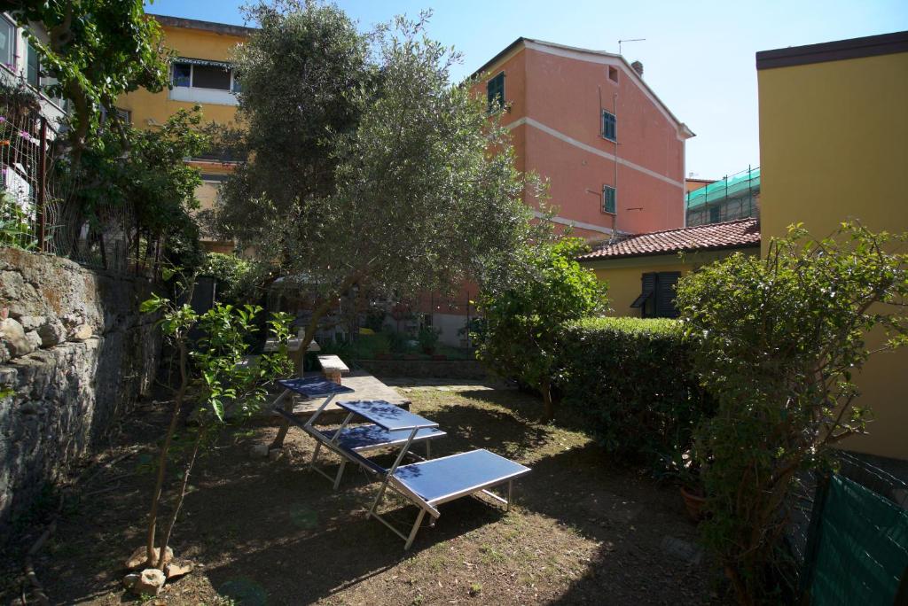 un grupo de tumbonas en un patio con un edificio en Borgo Antico - Casa del commodoro en Tellaro