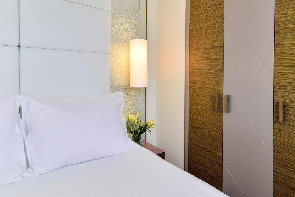 Letto o letti in una camera di Belgrade Art Hotel, a member of Radisson Individuals