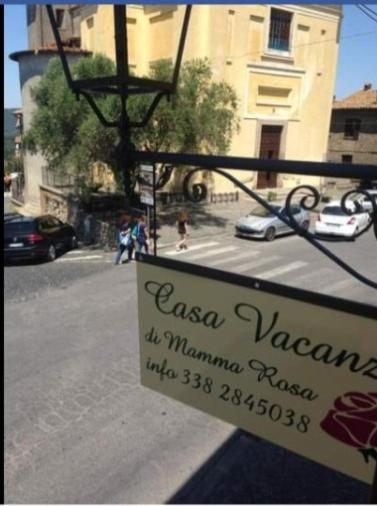 znak dla restauracji po stronie ulicy w obiekcie Casa vacanze Mamma Rosa w mieście Canale Monterano